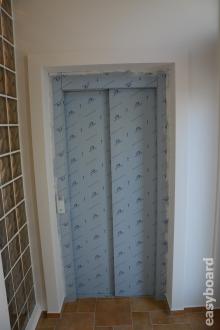 Špalety ze sádrokartonu kolem výtahu, oken a dveří