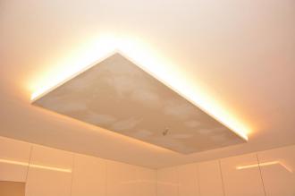 Plný dekorační strop s nepřímým osvětlením