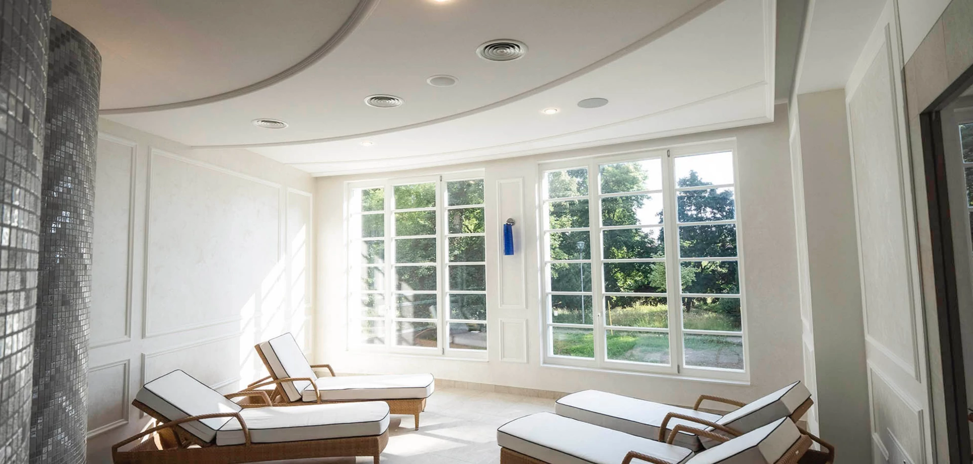 Moderný design sadrokartónových dekoračných stropov a stien